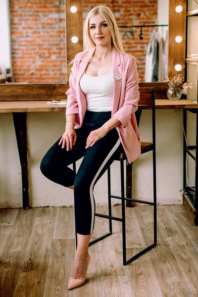 Make-up artist positive beautiful blonde woman posing near mirror in make-up room — Stock Photo, Image