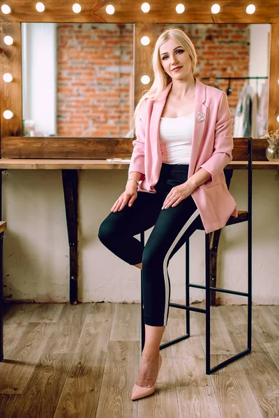 Make-up artist positive beautiful blonde woman posing near mirror in make-up room — Stock Photo, Image