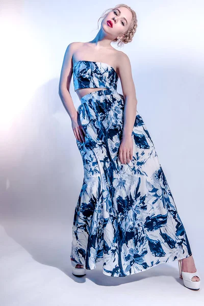 Niedliche junge Frau in marineblauem Kleid mit kreativem Make-up und Frisur, Frühjahr und Sommer zarte Mode retuschiert Studioaufnahme — Stockfoto