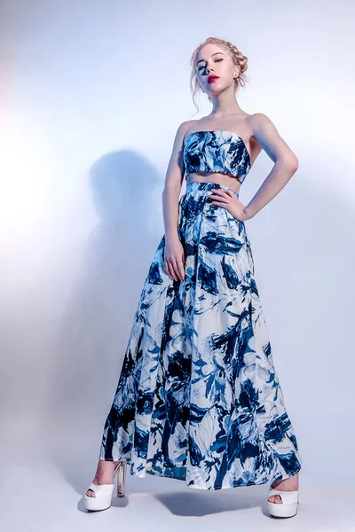 Sevimli genç kadın yaratıcı makyaj ve saç modeli, Bahar ve yaz ihale moda ile lacivert elbiseli stüdyo çekim düzeltisiz