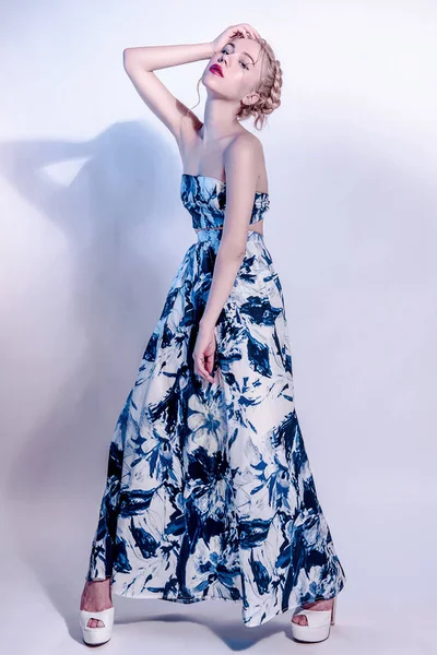 Sevimli genç kadın yaratıcı makyaj ve saç modeli, Bahar ve yaz ihale moda ile lacivert elbiseli stüdyo çekim düzeltisiz