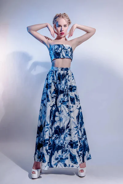 創造的な化粧と髪型、春と夏の柔らかいファッション ネイビー ブルーのドレスにかわいい若い女性レタッチ スタジオ撮影 — ストック写真