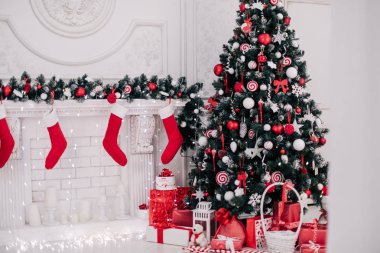 Noel Oda güzel çam ağacı, yılbaşı arka plan ile dekore edilmiş