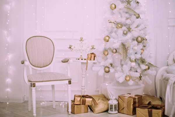 Habitación de Navidad decorada con hermoso abeto, fondo de año nuevo — Foto de Stock