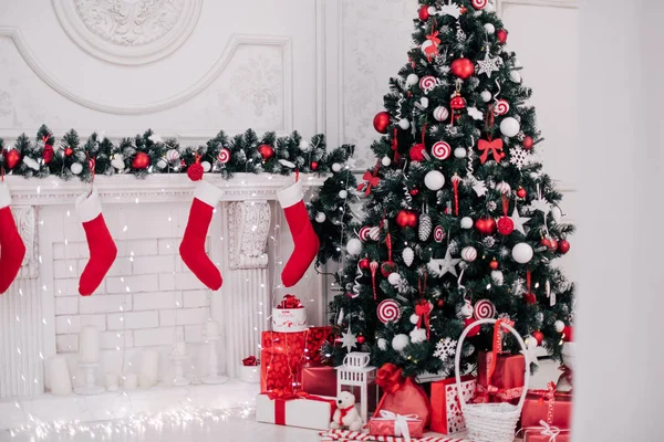 Noel Oda güzel çam ağacı, yılbaşı arka plan ile dekore edilmiş