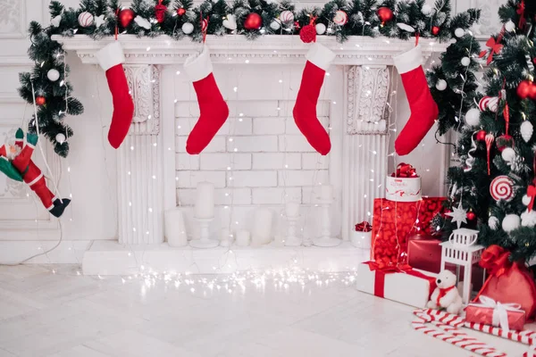 Un quadro ravvicinato di calzini di Natale rosso brillante splendidamente decorati appesi a un camino in attesa di regali . — Foto Stock