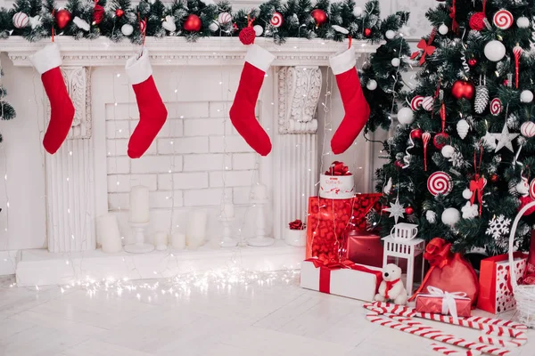 Una imagen cercana de calcetines de Navidad bellamente decorados de color rojo brillante colgando de una chimenea esperando regalos . — Foto de Stock