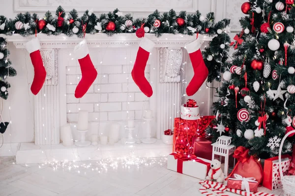 Camera di Natale decorata con bellissimo abete, sfondo nuovo anno — Foto Stock