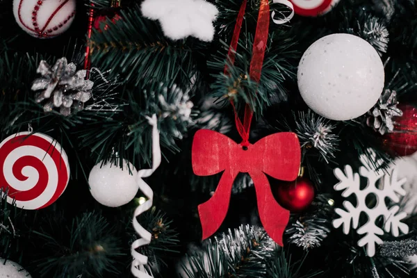 Decoração árvore de Natal em casa. Ornamento fechar no fundo da árvore de natal com luzes coloridas e brinquedos, espaço de cópia para texto — Fotografia de Stock