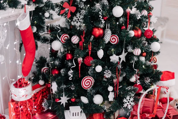 Decoração árvore de Natal em casa. Ornamento fechar no fundo da árvore de natal com luzes coloridas e brinquedos, espaço de cópia para texto — Fotografia de Stock