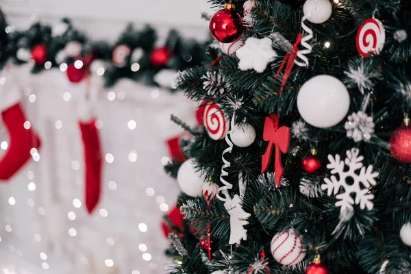 Decorar el árbol de Navidad en casa. Adorno de cerca en el fondo del árbol de Navidad con luces de colores y juguetes, espacio de copia para el texto — Foto de Stock