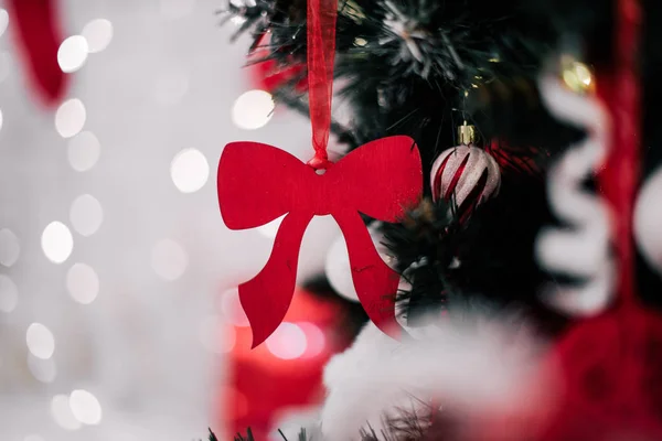 Decorar el árbol de Navidad en casa. Adorno de cerca en el fondo del árbol de Navidad con luces de colores y juguetes, espacio de copia para el texto — Foto de Stock