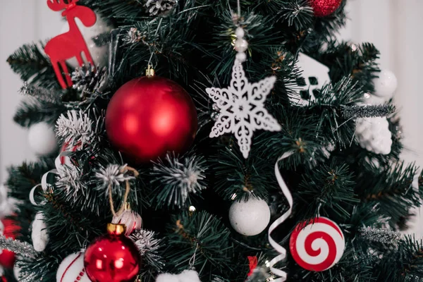 Decoração árvore de Natal em casa. Ornamento fechar no fundo da árvore de natal com luzes coloridas e brinquedos, espaço de cópia para texto — Fotografia de Stock