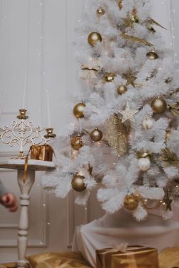 Noel Oda güzel çam ağacı, yılbaşı arka plan ile dekore edilmiş