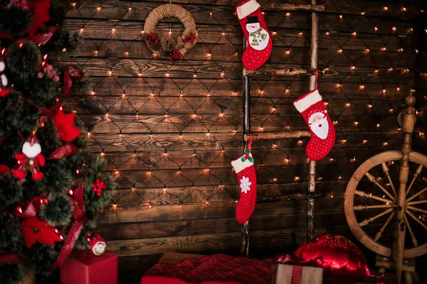 Sala de Natal decorada com belo abeto, fundo de ano novo — Fotografia de Stock
