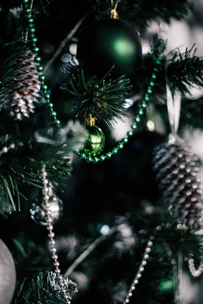 Decoração árvore de Natal em casa. Ornamento fechar no fundo da árvore de natal com luzes coloridas e brinquedos, espaço de cópia para texto — Fotografia de Stock