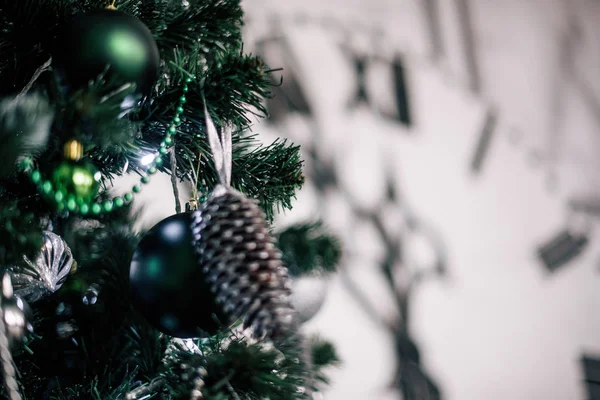 Árvore de Natal verde No fundo é um grande relógio decorativo mostrando meia-noite . — Fotografia de Stock