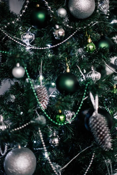Διακόσμηση του Χριστουγεννιάτικου δέντρου στο σπίτι. Στολίδι κλείστε επάνω σε φόντο χριστουγεννιάτικο δέντρο με πολύχρωμα φώτα και παιχνίδια, αντίγραφο χώρου για το κείμενο — Φωτογραφία Αρχείου