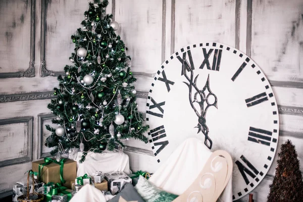 Habitación de Navidad decorada con hermoso abeto, fondo de año nuevo — Foto de Stock