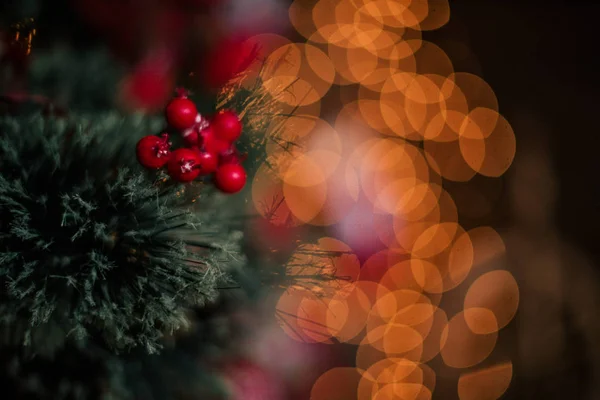 Decoração árvore de Natal em casa. Ornamento fechar no fundo da árvore de natal com luzes coloridas e brinquedos, espaço de cópia para texto — Fotografia de Stock