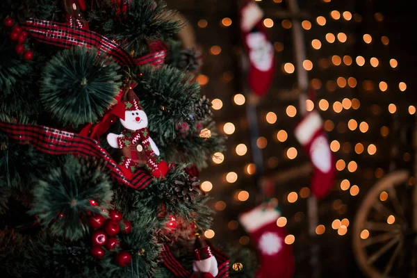 Decorar el árbol de Navidad en casa. Adorno de cerca en el fondo del árbol de Navidad con luces de colores y juguetes, espacio de copia para el texto — Foto de Stock