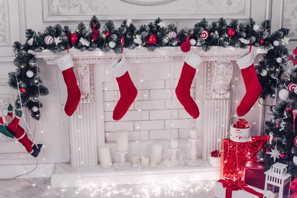 Una imagen cercana de calcetines de Navidad bellamente decorados de color rojo brillante colgando de una chimenea esperando regalos . — Foto de Stock