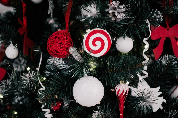 Decoração árvore de Natal em casa. Ornamento fechar no fundo da árvore de natal com luzes coloridas e brinquedos, espaço de cópia para texto — Fotografia de Stock