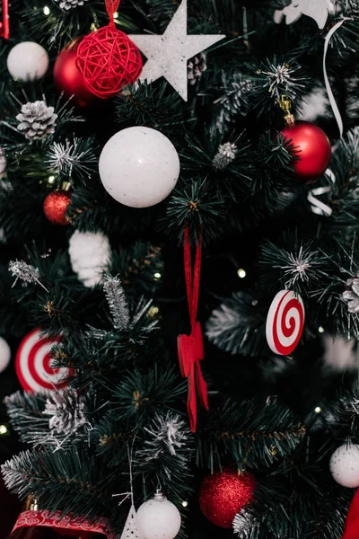 Decoração árvore de Natal em casa. Ornamento fechar no fundo da árvore de natal com luzes coloridas e brinquedos, espaço de cópia para texto — Fotografia de Stock