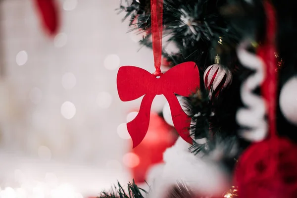 Decoração árvore de Natal em casa. Ornamento fechar no fundo da árvore de natal com luzes coloridas e brinquedos, espaço de cópia para texto — Fotografia de Stock