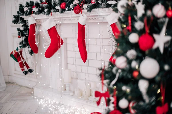 Zamknij obraz pięknie urządzone jasne czerwone skarpety świąteczne wiszące na kominek czeka na prezenty. — Zdjęcie stockowe