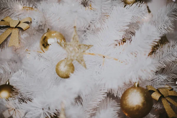 Decoração árvore de Natal em casa. Ornamento fechar no fundo da árvore de natal com luzes coloridas e brinquedos, espaço de cópia para texto — Fotografia de Stock