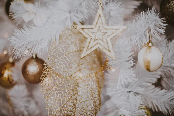 Decoração árvore de Natal em casa. Ornamento fechar no fundo da árvore de natal com luzes coloridas e brinquedos, espaço de cópia para texto — Fotografia de Stock