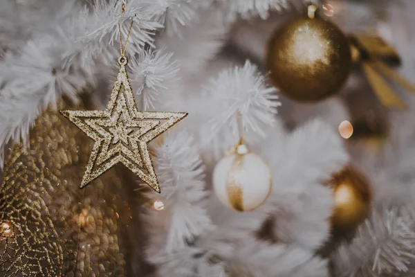 Decoração árvore de Natal em casa. Ornamento fechar no fundo da árvore de natal com luzes coloridas e brinquedos, espaço de cópia para texto — Fotografia de Stock