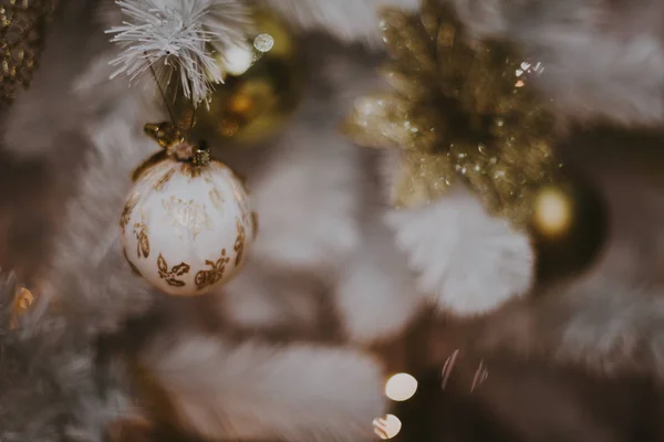 Decoração árvore de Natal em casa. Ornamento fechar no fundo da árvore de natal com luzes coloridas e brinquedos, espaço de cópia para texto — Fotografia de Stock