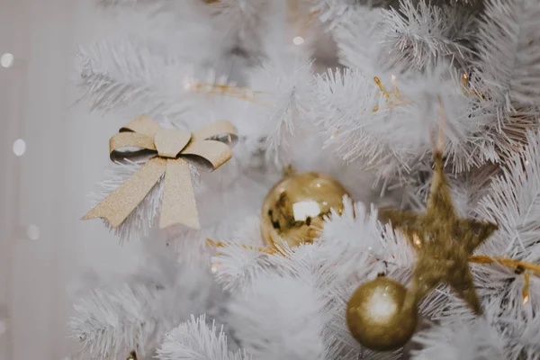 Decorar el árbol de Navidad en casa. Adorno de cerca en el fondo del árbol de Navidad con luces de colores y juguetes, espacio de copia para el texto — Foto de Stock