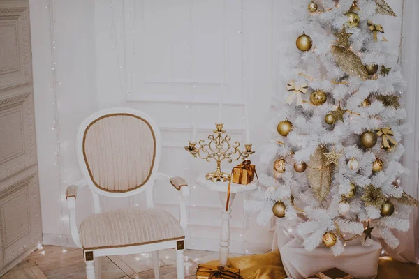 Habitación de Navidad decorada con hermoso abeto, fondo de año nuevo — Foto de Stock