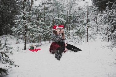 İki genç genç hippi kız arkadaş birlikte. Kırmızı santa şapka ve kazak, en iyi arkadaş çift açık havada giyen iki kız kardeş hugs ve eğleniyor, kış saati, çay içme moda portre kadar kapatın, 