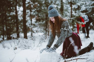 İki genç genç hippi kız arkadaş birlikte. İki kız kardeş hugs moda portre kadar kapatın ve eğlenmek, kardan adam kış zaman orman, kazak ve tulum, en iyi arkadaş çift sıklıkta giyiyor olun