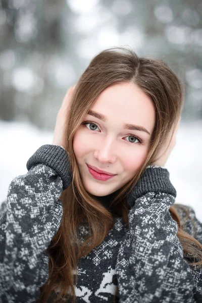 Winter portret van jonge mooie brunette vrouw dragen trui. Sneeuwen winter schoonheid mode concept. — Stockfoto