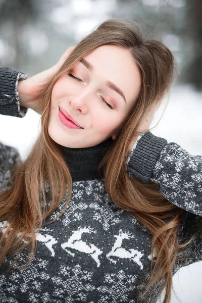 Зимовий портрет молодої красивої брюнетки в светрі. концепція снігової зимової моди . — стокове фото