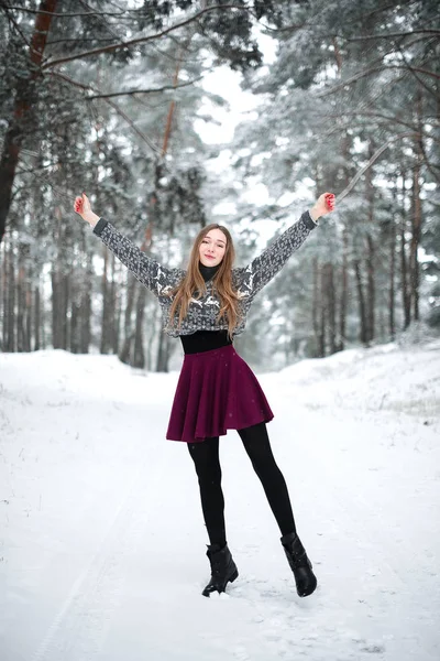 Süveter giyen güzel esmer bir kadının kış portresi. Kar yağan kış güzellik moda konsepti.