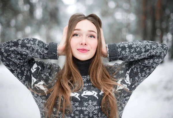 Зимовий портрет молодої красивої брюнетки в светрі. концепція снігової зимової моди . — стокове фото