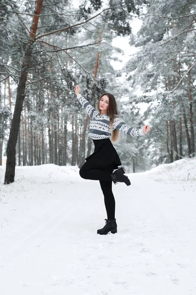 Süveter giyen güzel esmer bir kadının kış portresi. Kar yağan kış güzellik moda konsepti.