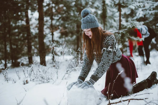 İki genç genç hippi kız arkadaş birlikte. İki kız kardeş hugs moda portre kadar kapatın ve eğlenmek, kardan adam kış zaman orman, kazak ve tulum, en iyi arkadaş çift sıklıkta giyiyor olun
