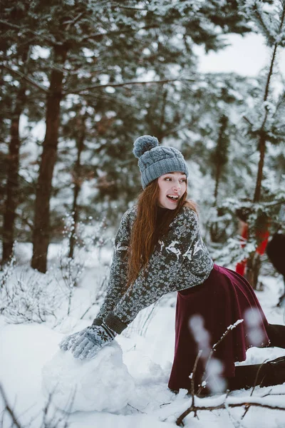 두 젊은 십 대 hipster 여자 친구 함께입니다. 두 자매 포옹의 패션 초상화 닫고 겨울 시간 숲 눈사람에 게 재미, 스웨터와 스카프, 최고의 친구 커플 outdoo — 스톡 사진