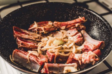 Kızartma tavası, üstten görünüm soğan ile kavrulmuş Domuz kaburga