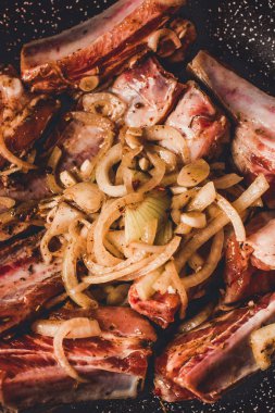 Kızartma tavası, üstten görünüm soğan ile kavrulmuş Domuz kaburga