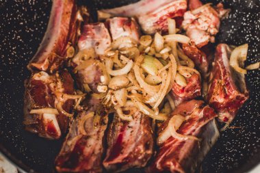 Kızartma tavası, üstten görünüm soğan ile kavrulmuş Domuz kaburga