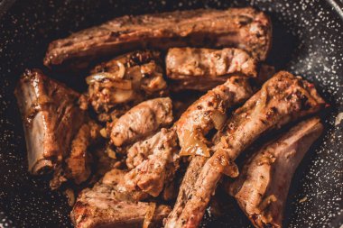 Kızartma tavası, üstten görünüm soğan ile kavrulmuş Domuz kaburga