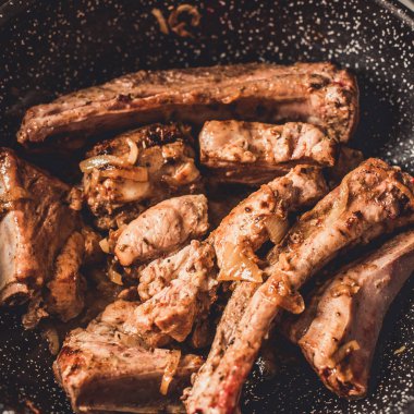 Kızartma tavası, üstten görünüm soğan ile kavrulmuş Domuz kaburga